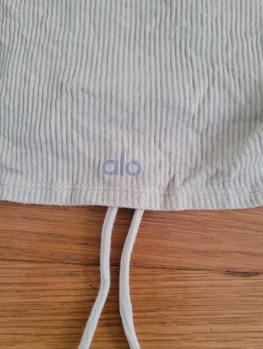 ALO YOGA RIBBED CINCH CROPPED LONG SLEEVE TOP IN CALIFORNIA SAND